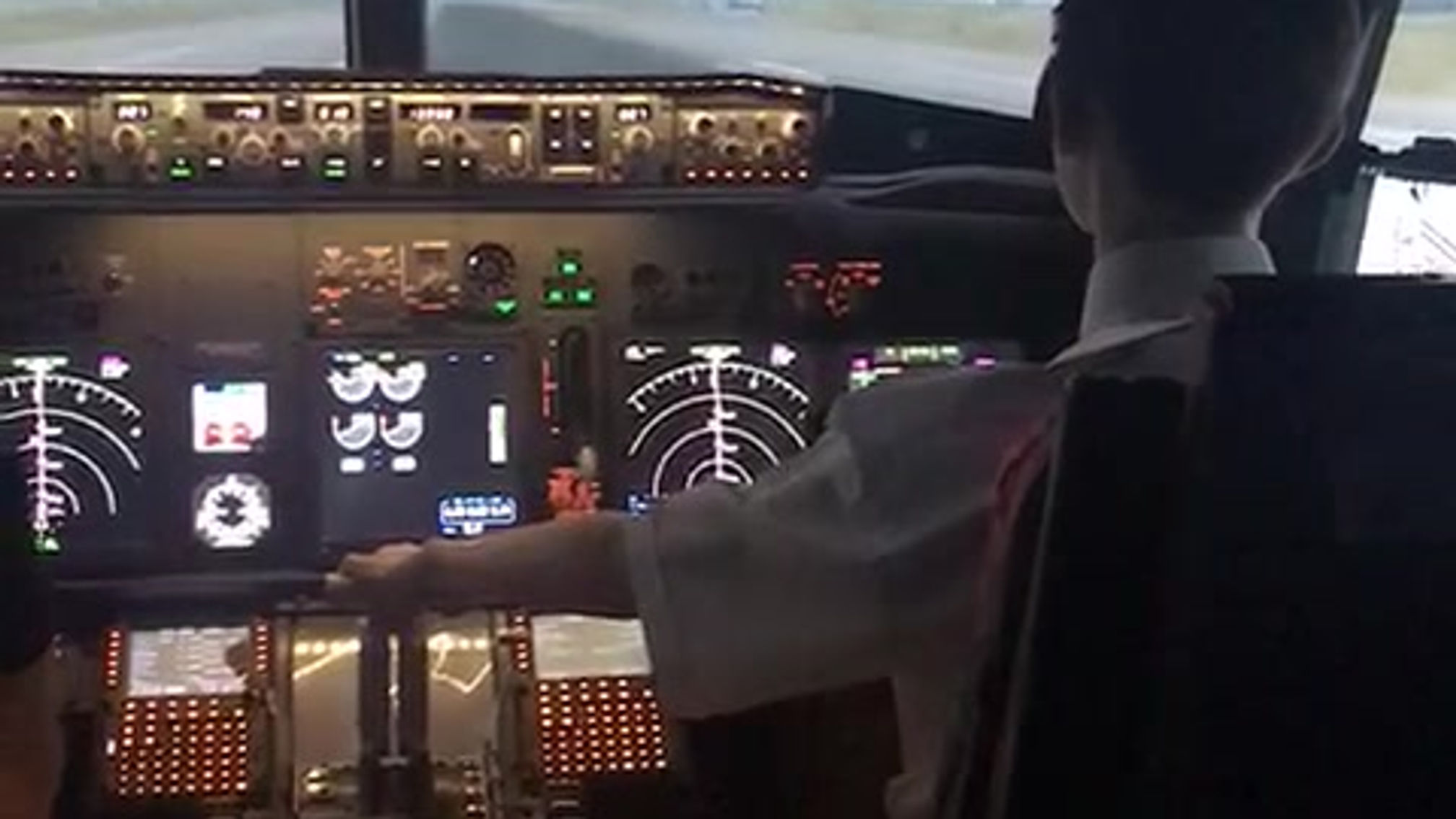 12 Year Old Flys the Boeing 737